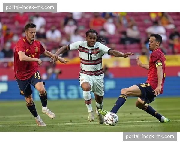 终场哨响，博格巴与队友拥抱庆祝复出后首场胜利